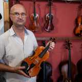 �Ho sempre avuto la passione per la musica � racconta il 50enne �, sono addirittura diplomato al Conservatorio di Bari. Ho conseguito il titolo di maestro liutaio negli anni 90 presso la Scuola internazionale di Cremona, avendo a che fare con grandi artigiani come Luca Maria Gallo, Gaetano Pucino e Gio Batta Morassi�